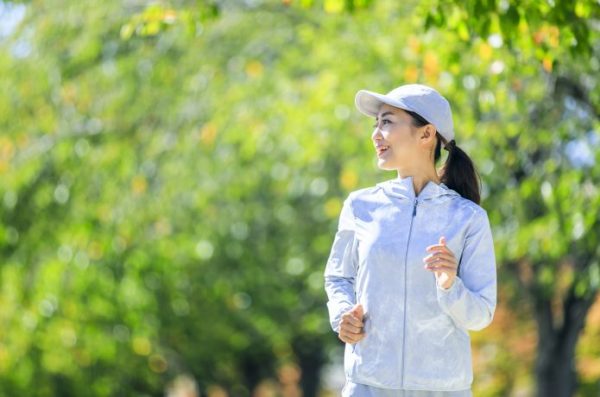 景色の良い公園を走る女性