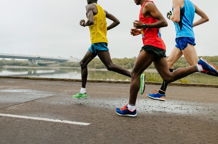 薄底で軽量なランニングシューズを履いているランナーたち