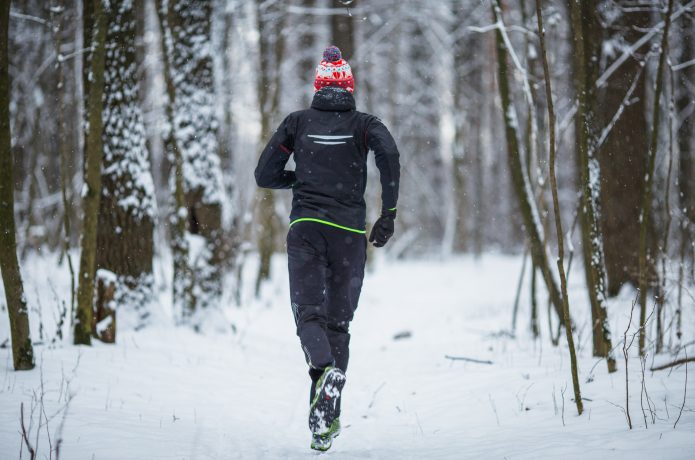 冬　ランニング　雪中