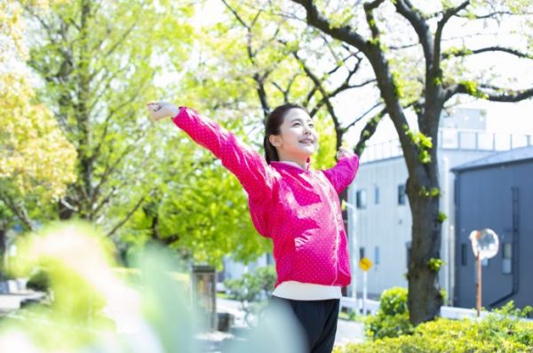 深呼吸する女性