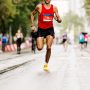 マラソン大会で走る男性