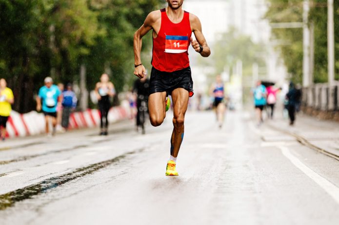 マラソンのレースで走る男性