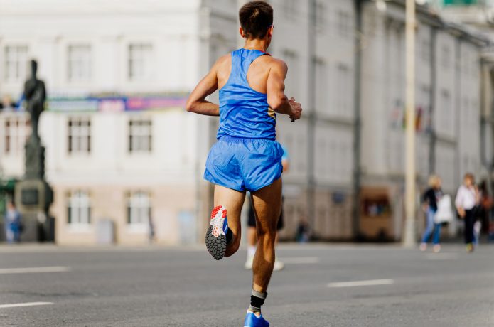 ロードレースに出場する男性