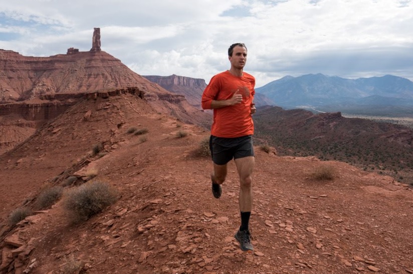 ノースフェイスのシューズでランニングをする男性