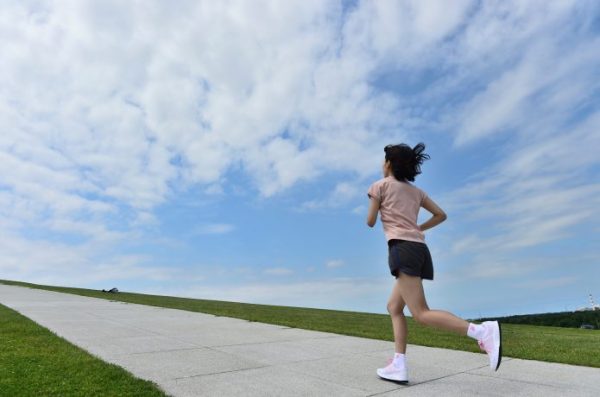 女性ランナー　坂道ダッシュ