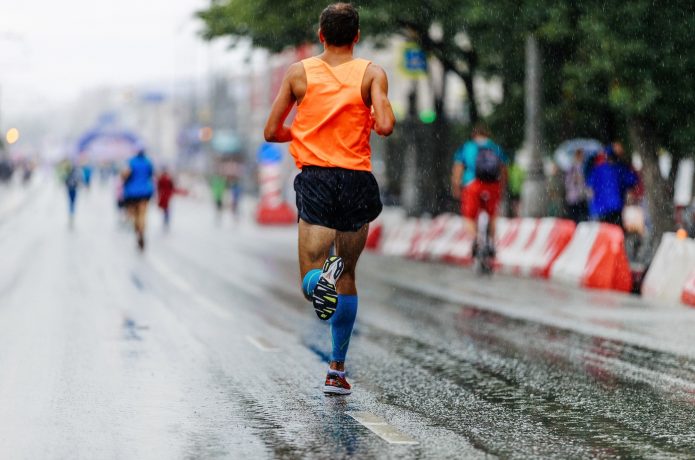 タイムトライアルとしてロードレースに出場しているランナー