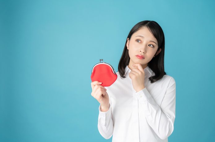 御財布を持って悩む女性