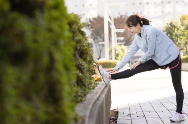 女性ランナー　ストレッチ