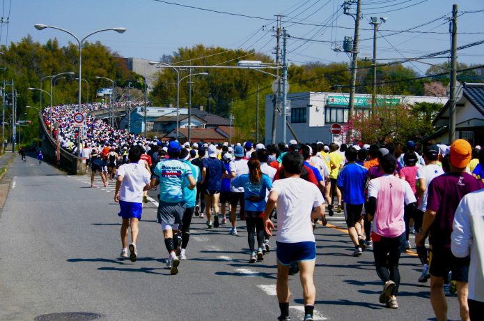 練習としてマラソン大会に参加するランナー