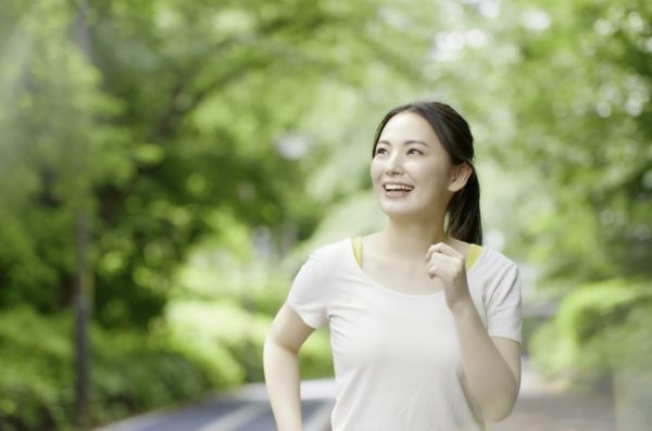 健康促進を目指して走る女性