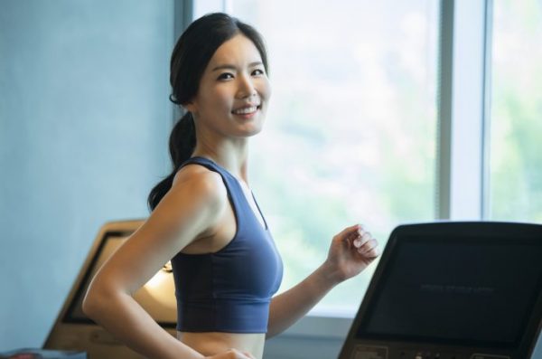 ランニングマシン　女性ランナー