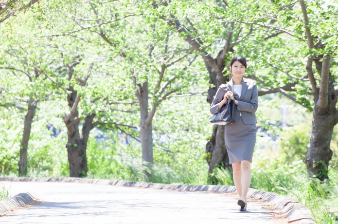 ウォーキング　女性　ビジネス