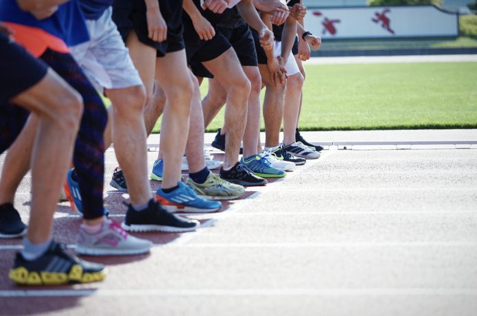 マラソンのスタート位置に並ぶランナー