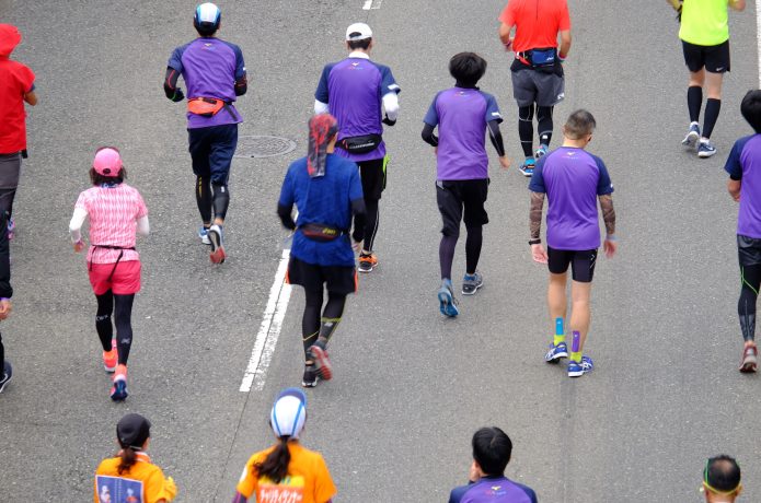 マラソン大会に出場するランナーたち