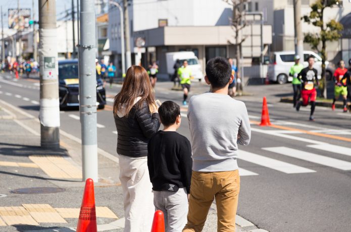 沿道で応援する家族