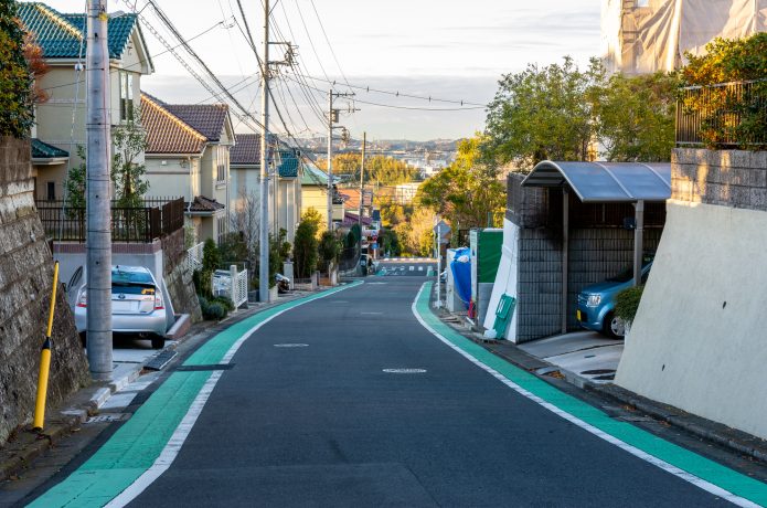 市街地にある上り坂