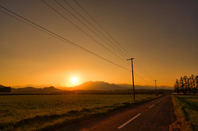 夕方　夕日　道路