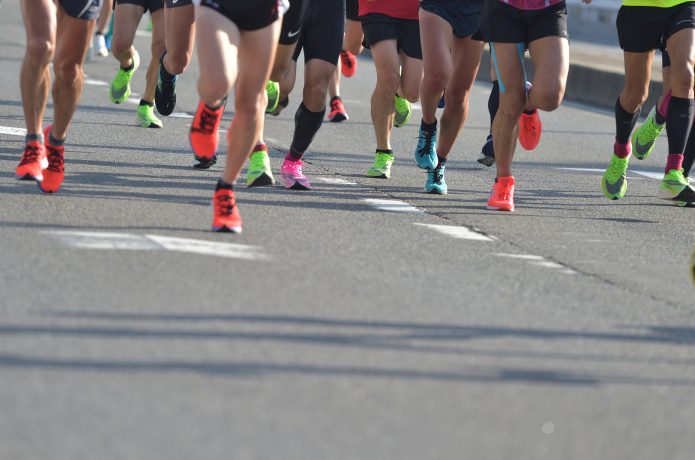 マラソン大会のランナーの足元