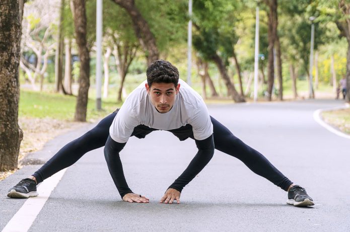 ストレッチをする男性