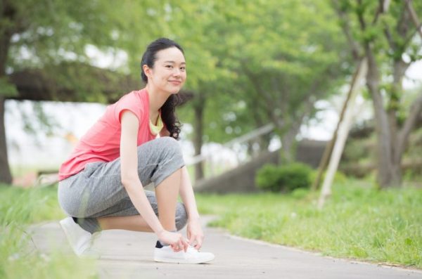 女性ランナー　靴紐