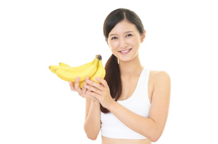 バナナを持っている女性