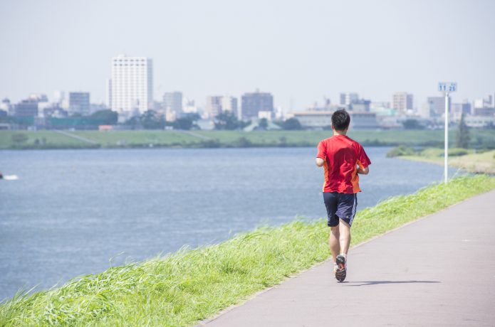 日中に走るランナー