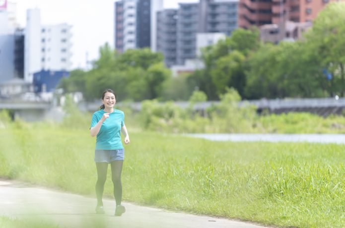 ウォーキングする女性