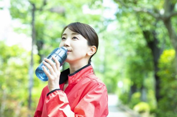 女性ランナー　ボトル　水分補給