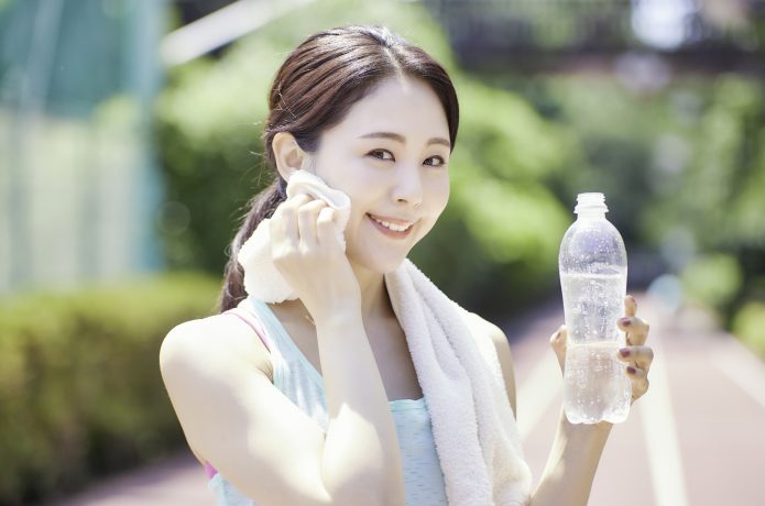 水分補給をする女性