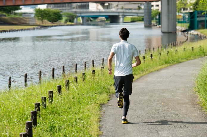 ポイント練習を意識してジョグをするランナー