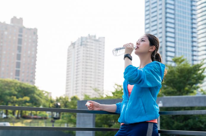 水分補給をする女性ランナー