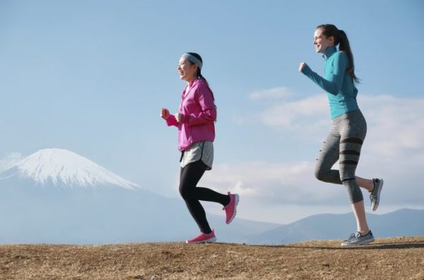 つま先側で着地する女性ランナー