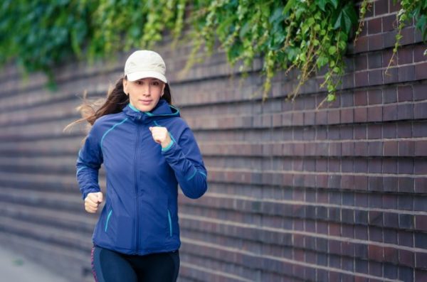 長距離のランニングをする女性