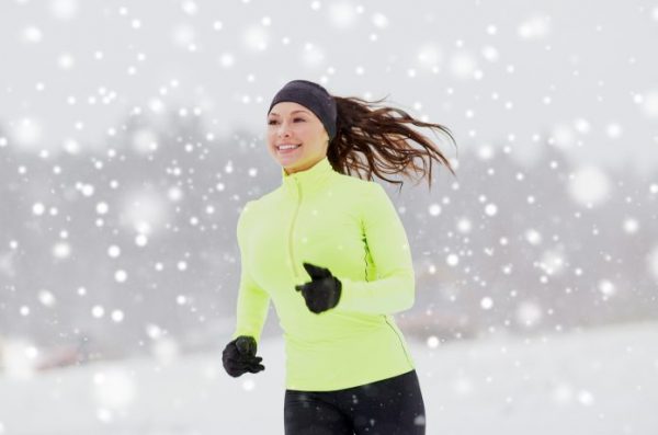 女性ランナー　雪