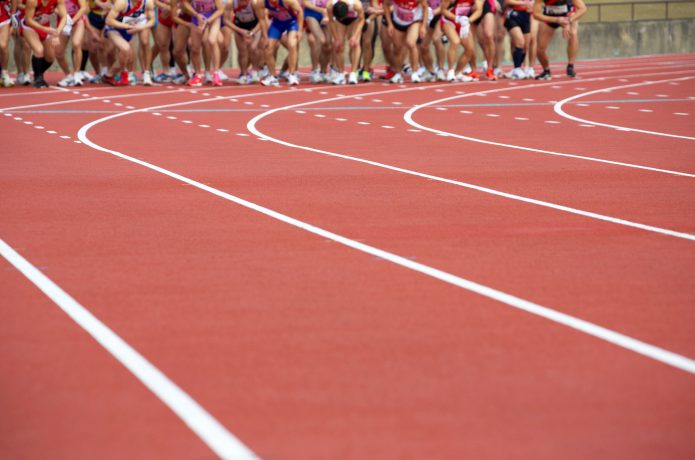 トラックレースに出場するランナー