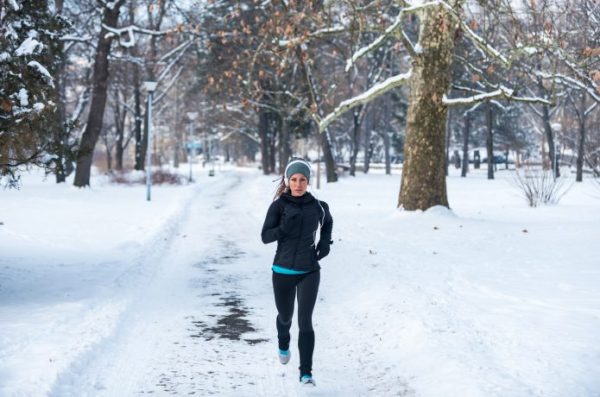 女性ランナー　雪上ランニング