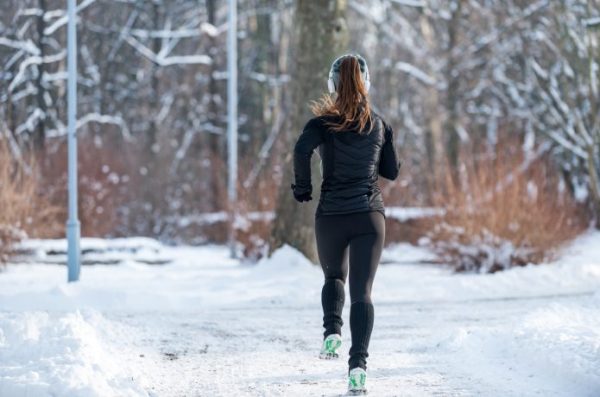 女性ランナー　雪上ランニング