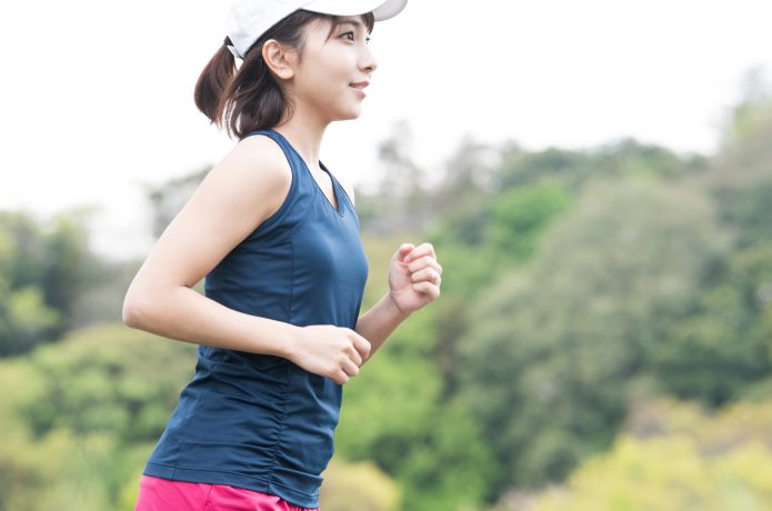 楽しくランニングする女性