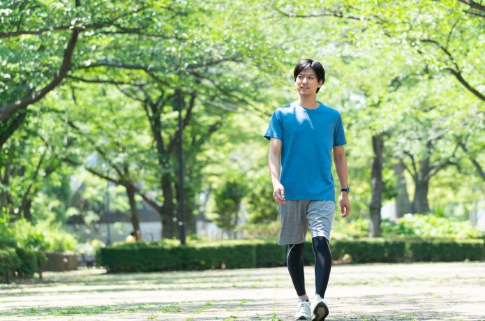 ウォーキング　男性　公園