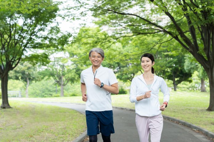 ランニングを楽しむ男女