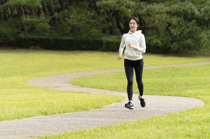 ダイエット目的で走っている女性