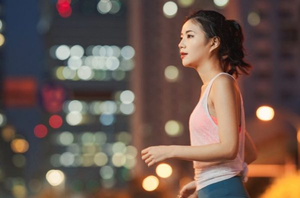 夜景　女性ランナー　帰宅ランニング