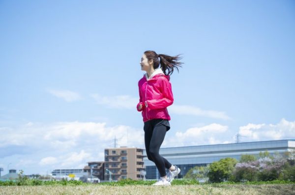 狭い歩幅で走る女性