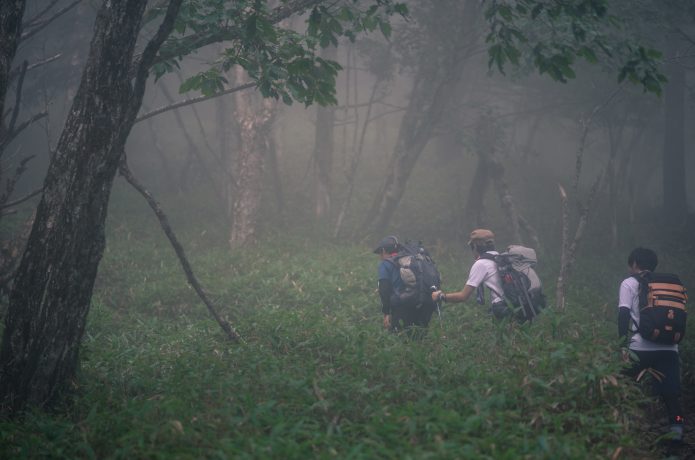 雨天時に登山をする人たち