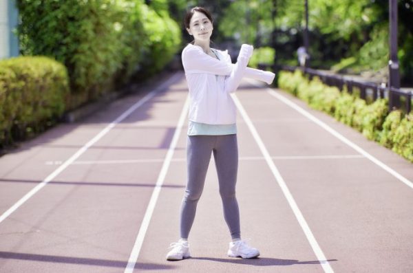 ウォームアップをする女性ランナー