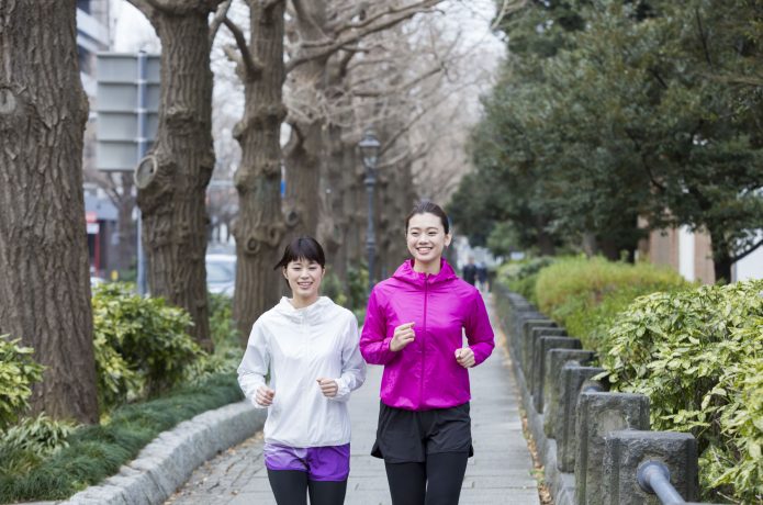 ダイエットでランニングをする女性