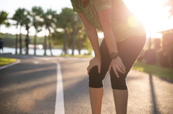 自分の限界を越えて走り、疲れている女性ランナー