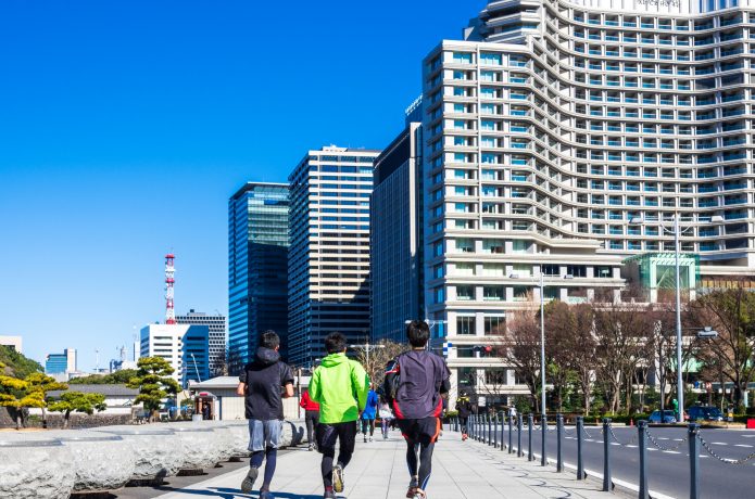 距離走をする3人のランナー