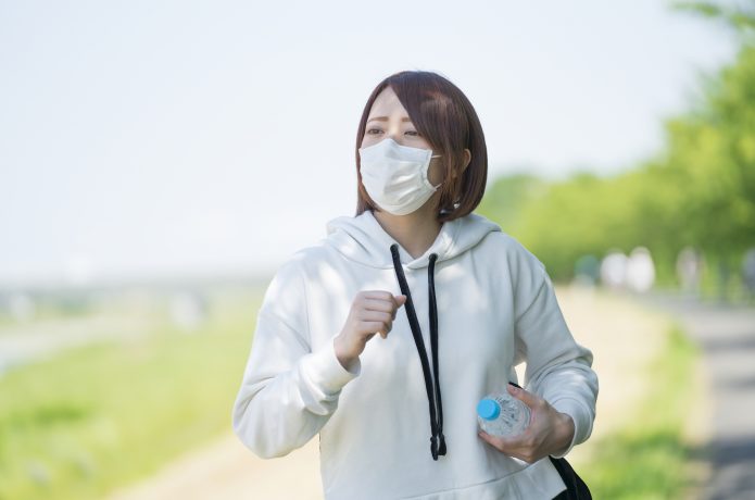 水を持って走る女性