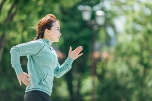 距離走をする女性